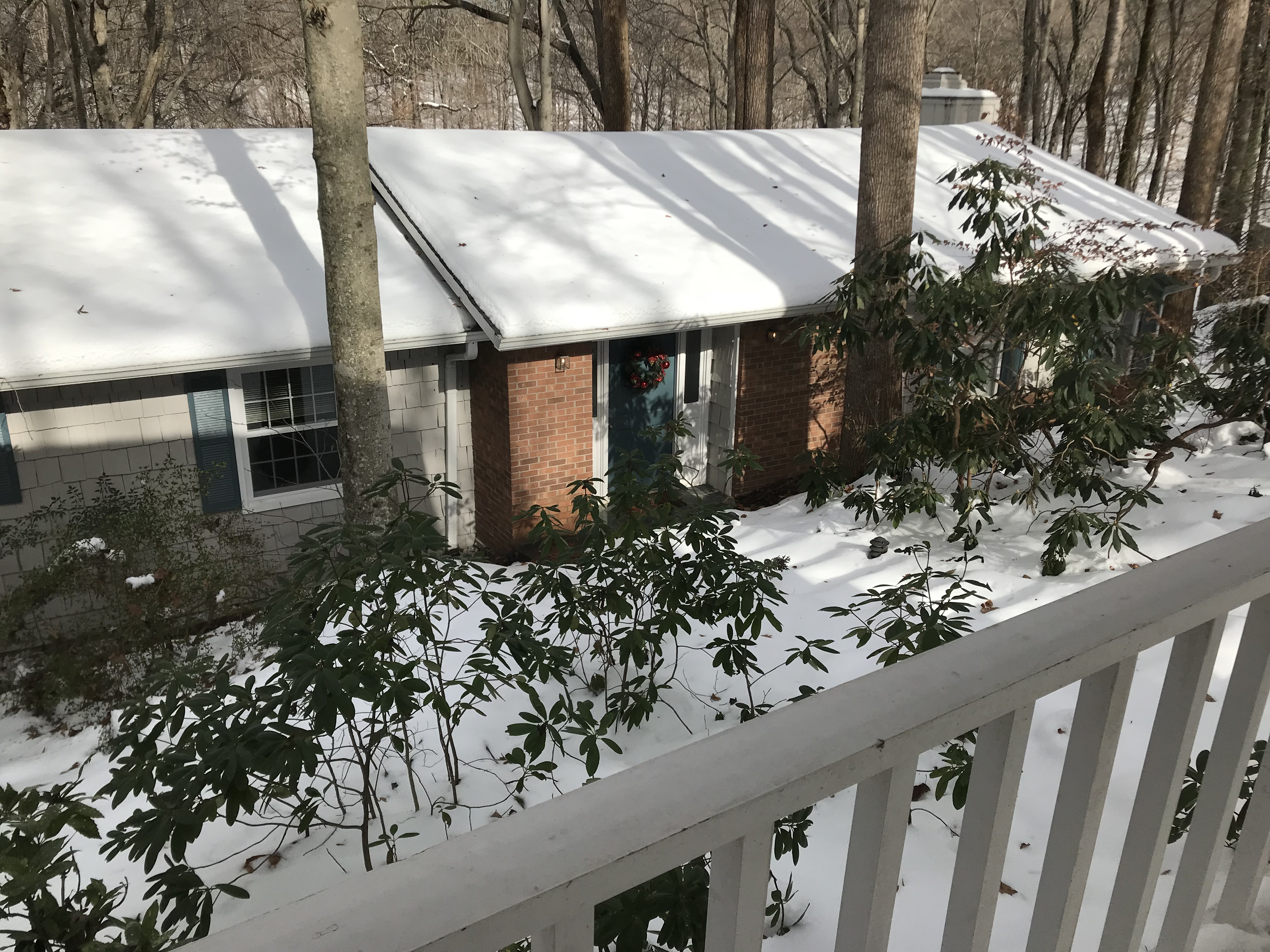 Snow on a MCM Mid-Century Modern Ranch.